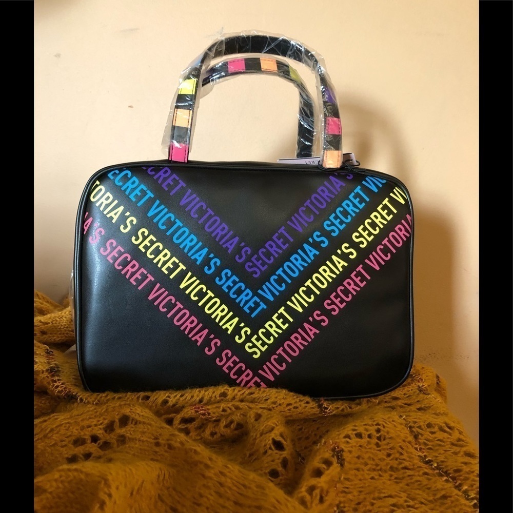 - 😊 !!NWT Victoria’s Secret cosmetics hanging bag